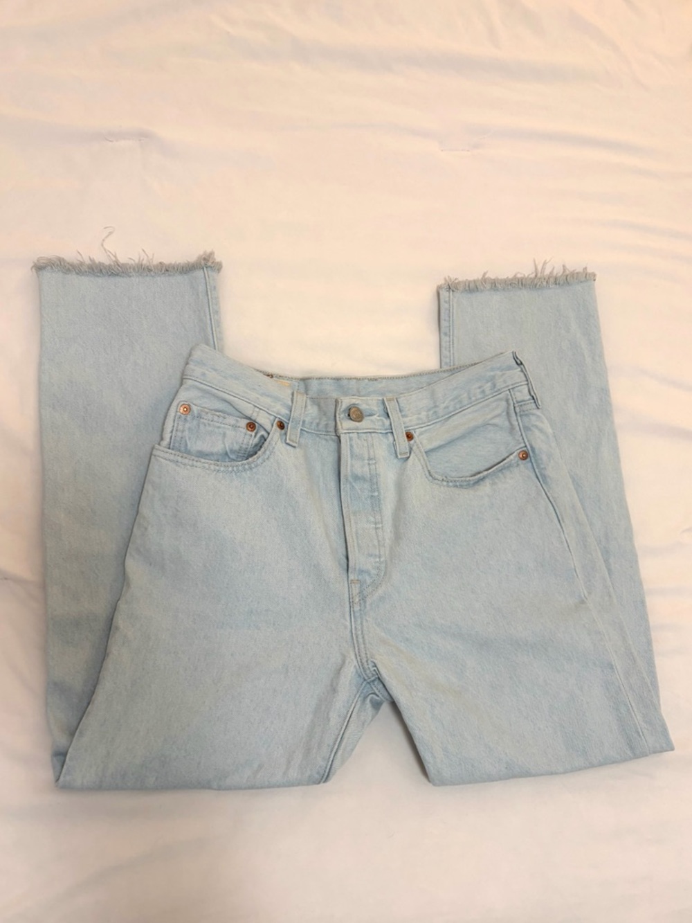 Levi’s 501 Original Cropped Jeans in Light Indigo W27L26
